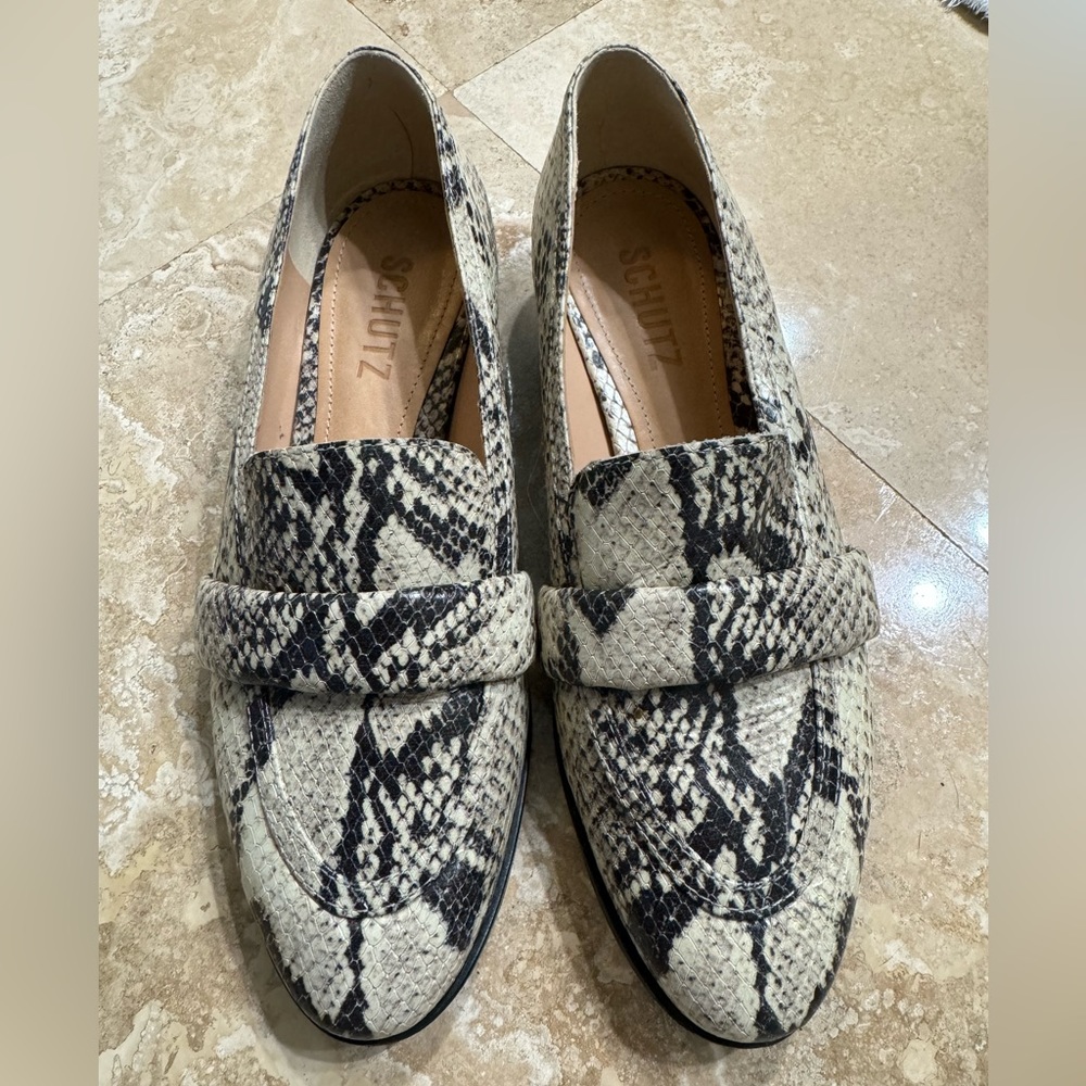 Schutz Romina Loafers Snakeskin embossed size 6